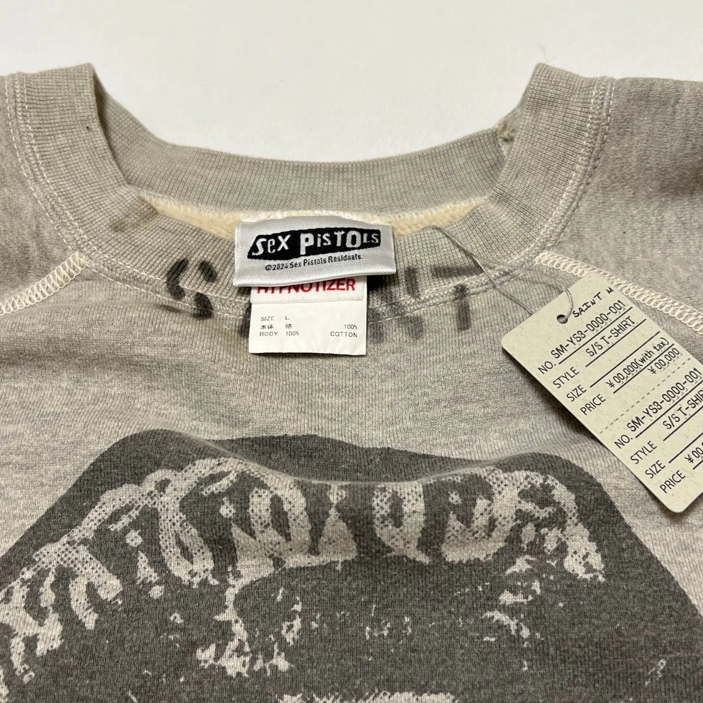 SAINT Mxxxxxx x SEX PISTOLS QUEEN SP_CREW SWT/GRAY band co-branded retro sweatshirt Queen's distressed sweatshirt with holes Distressed gray S-XL Retro distressed distressed hole wash treatment Hand-made graffiti treatment Factory four-needle six-thread boneless sewing Correct co-branded collar label/correct fruit label/wash water label/little angel label
